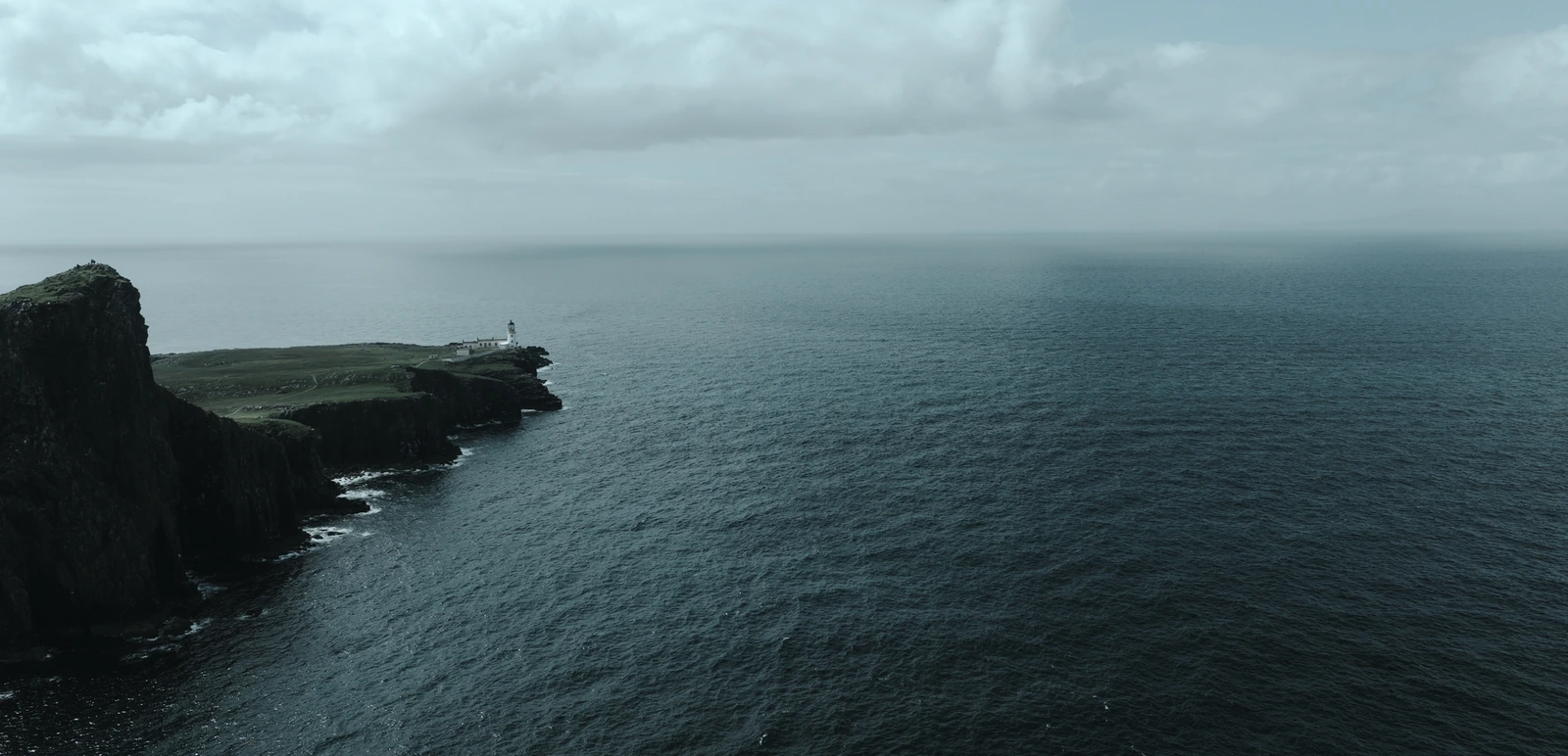 Neist Point mit Leuchtturm über dem grauen Meer